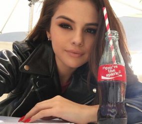 10 formas de verte bien con Negro como Selena Gómez