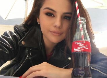 10 formas de verte bien con Negro como Selena Gómez